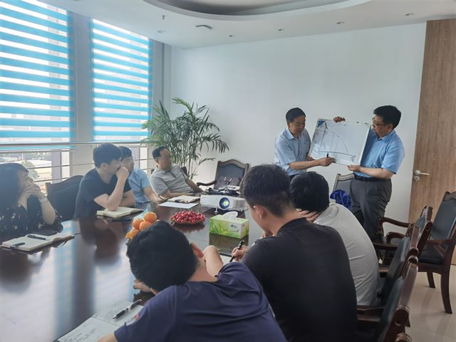 三 (1) 我院特邀請(qǐng)?jiān)暇┧畡?wù)集團(tuán)總工吳志成來(lái)我院授課(圖4)